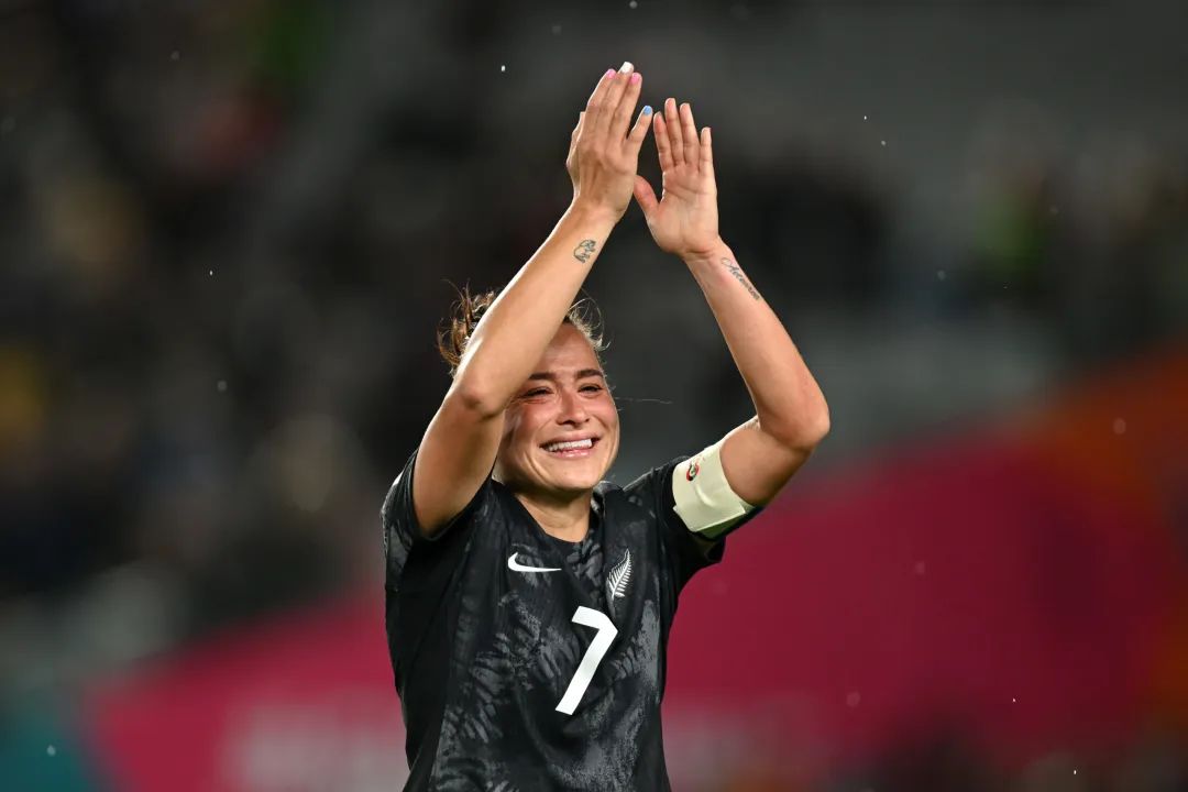 一“臂”之力踢走歧視，2023女足世界杯用足球團結世界__一“臂”之力踢走歧視，2023女足世界杯用足球團結世界